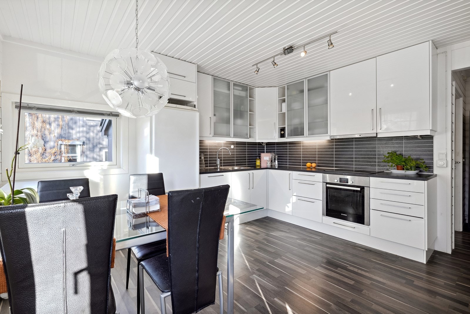 Kjøkkenet er tidløst og glir sømløst inn i interiøret. Galleribilde