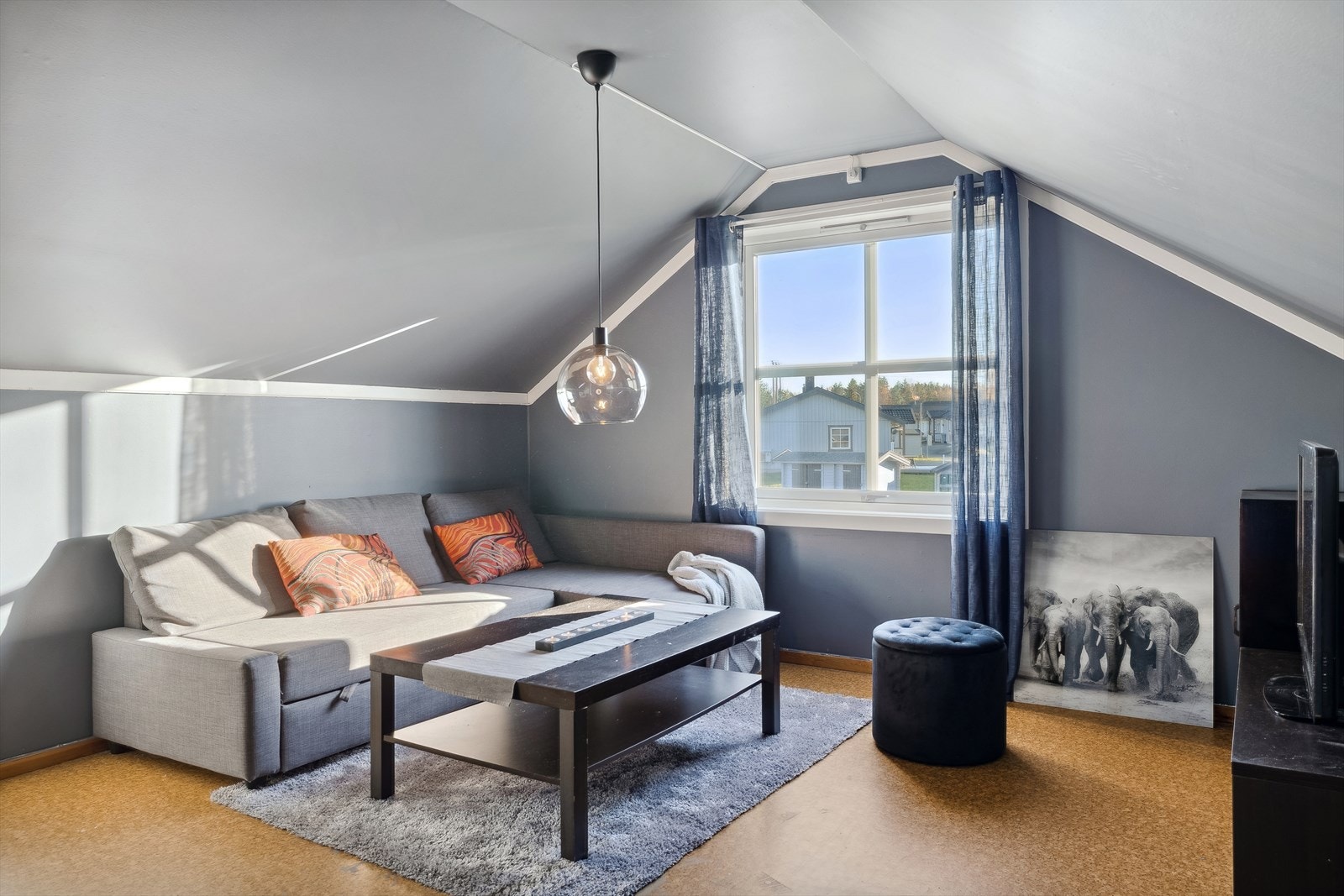 I andre etasje har boligen en koselig stue - et kjærkomment oppholdsrom for lek, avslapning og vennebesøk. Galleribilde