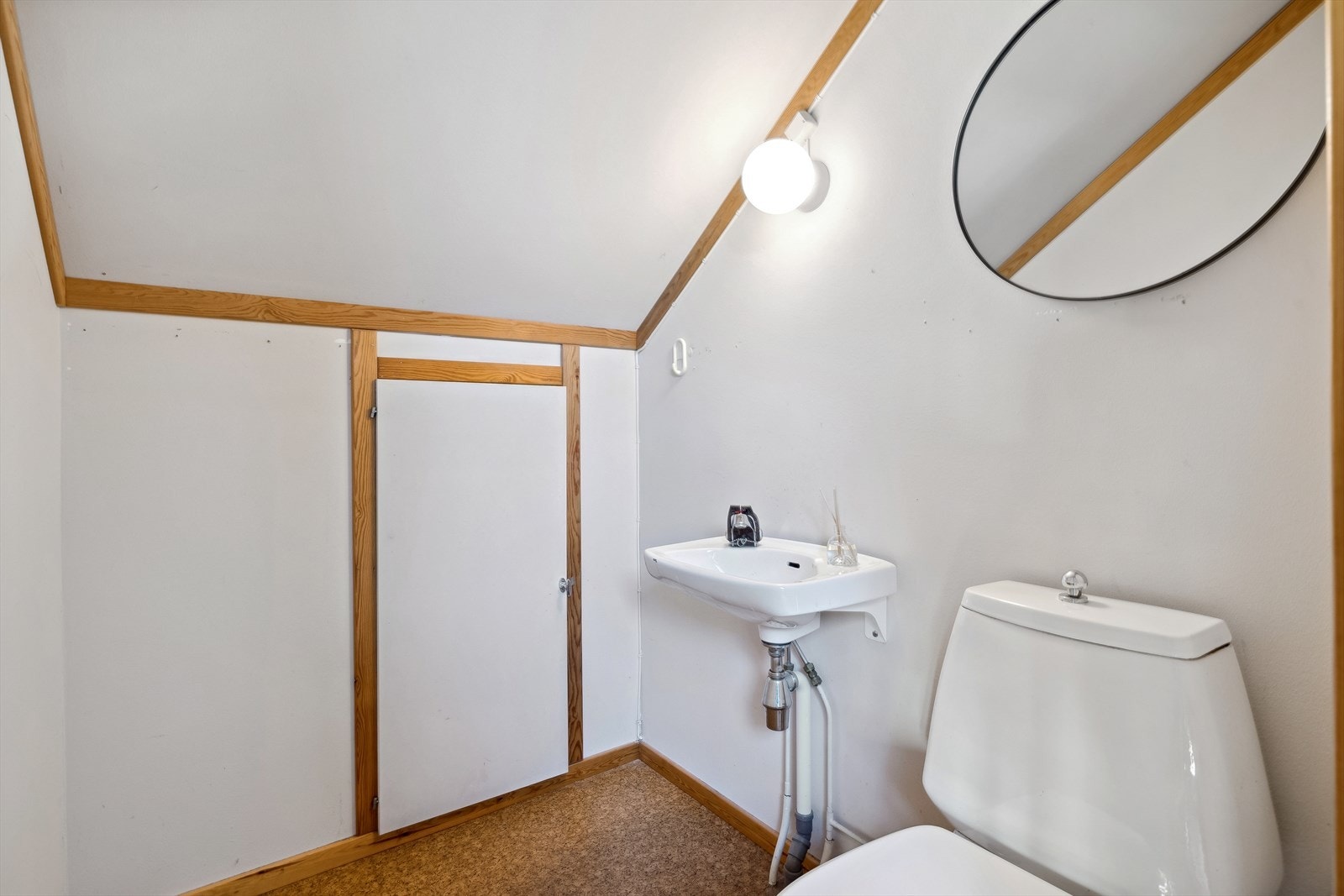 Oppe har boligen et praktisk gjestetoalett. Galleribilde