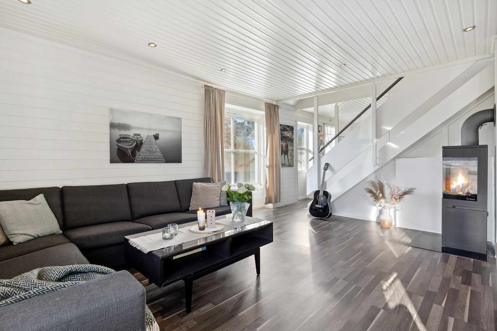 Stuen er et pent oppholdsrom, som innbyr til hygge fra tidlig morgen til sent på kveld. Galleribilde