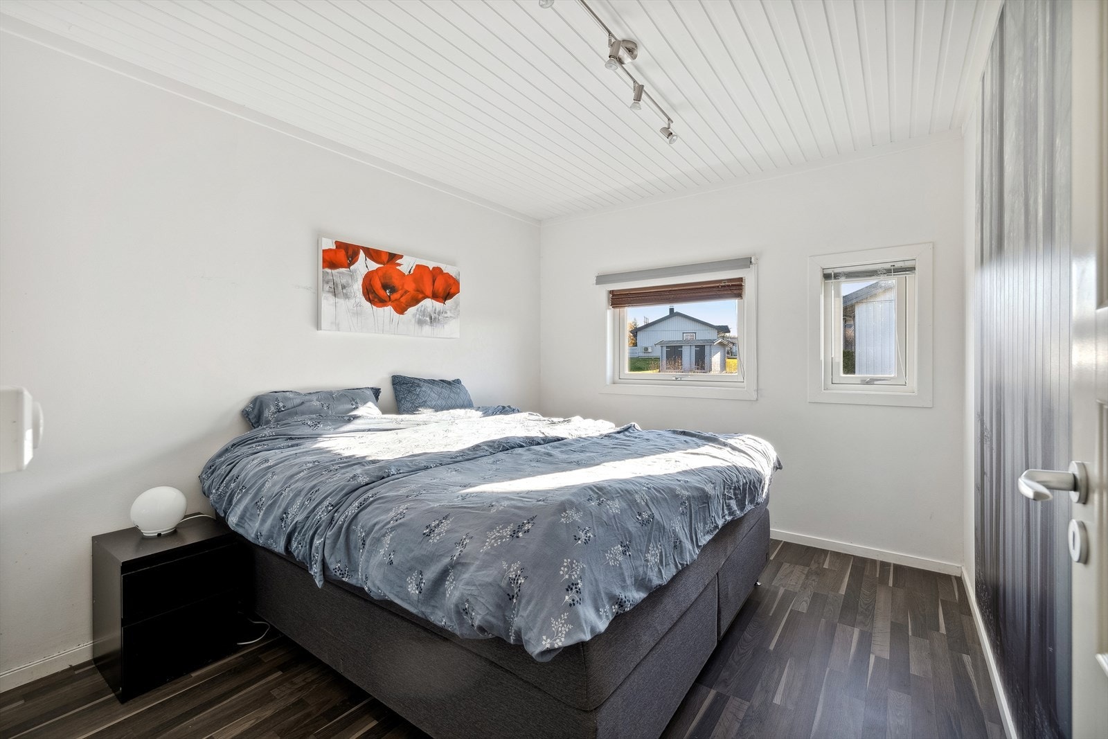 Hovedsoverommet nede har god plass til dobbeltseng med tilhørende nattbord. Galleribilde