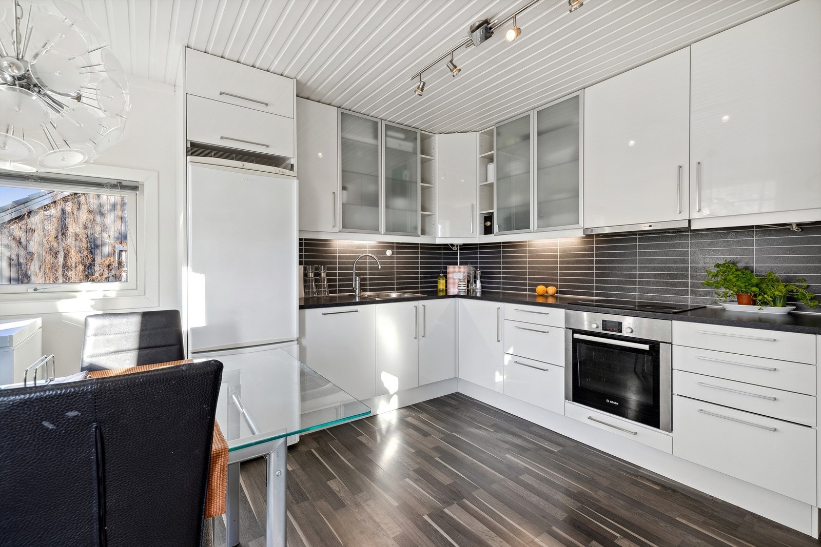 Kjøkkenet er oppført i en funksjonell L-form med god arbeidsflyt og skapplass. Galleribilde