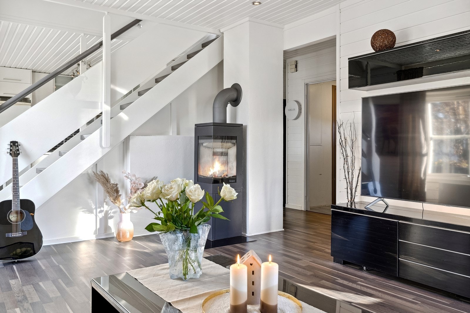 Man finner enkelt både varmen og roen foran ildstedet. Galleribilde