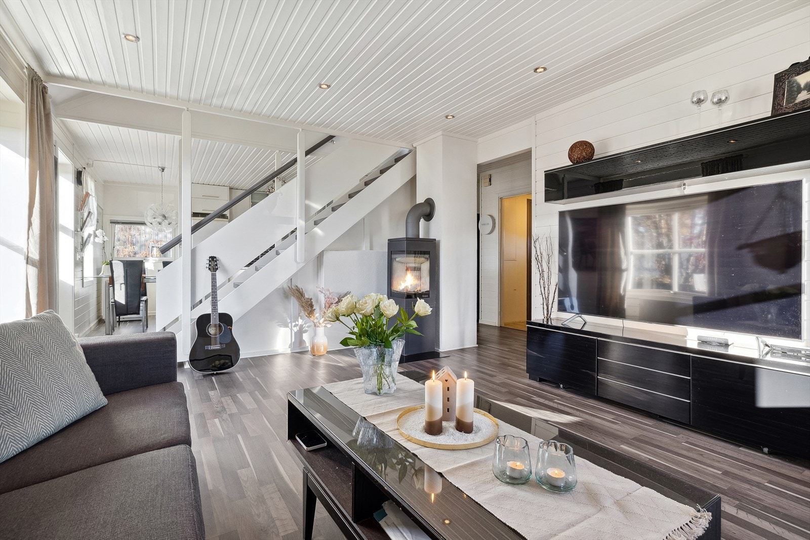 Stuen innbyr til både rolige og sosiale kvelder. Galleribilde