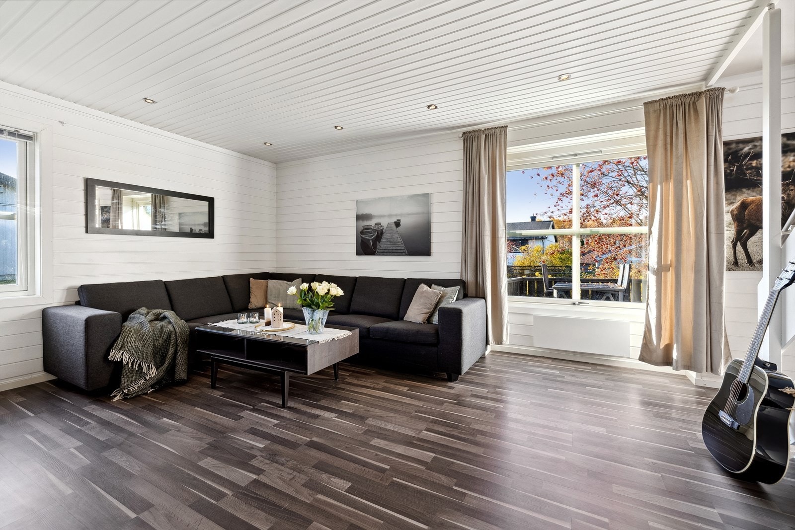 Dagslyset i stuen suppleres ypperlig av downlights i taket. Galleribilde