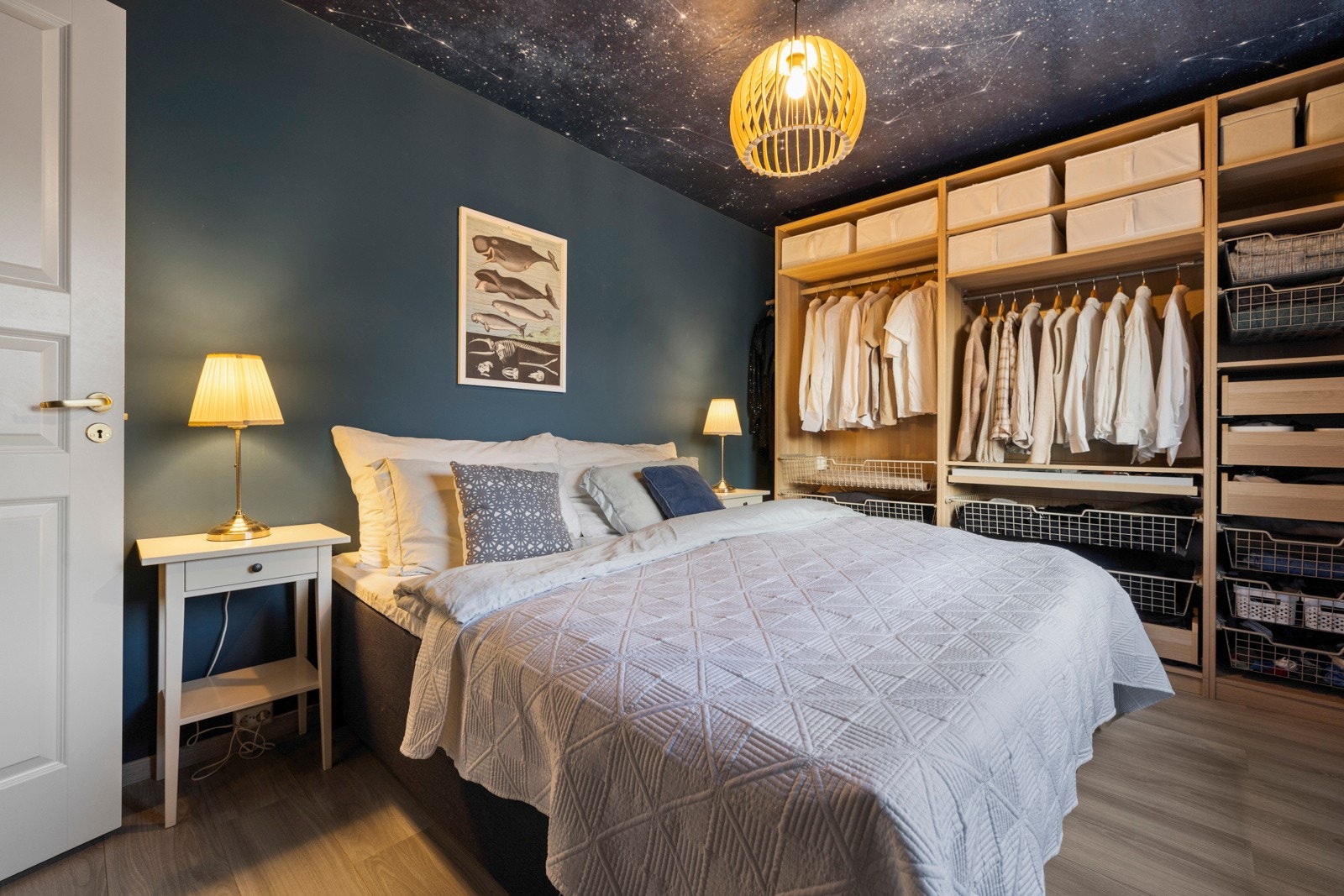 Det er tre soverom i leiligheten, og alle er malt opp i tidsmessige og delikate fargetoner Galleribilde