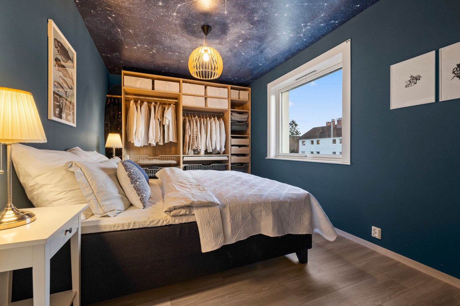 Det er lagt enstavs laminat på gulvene Galleribilde