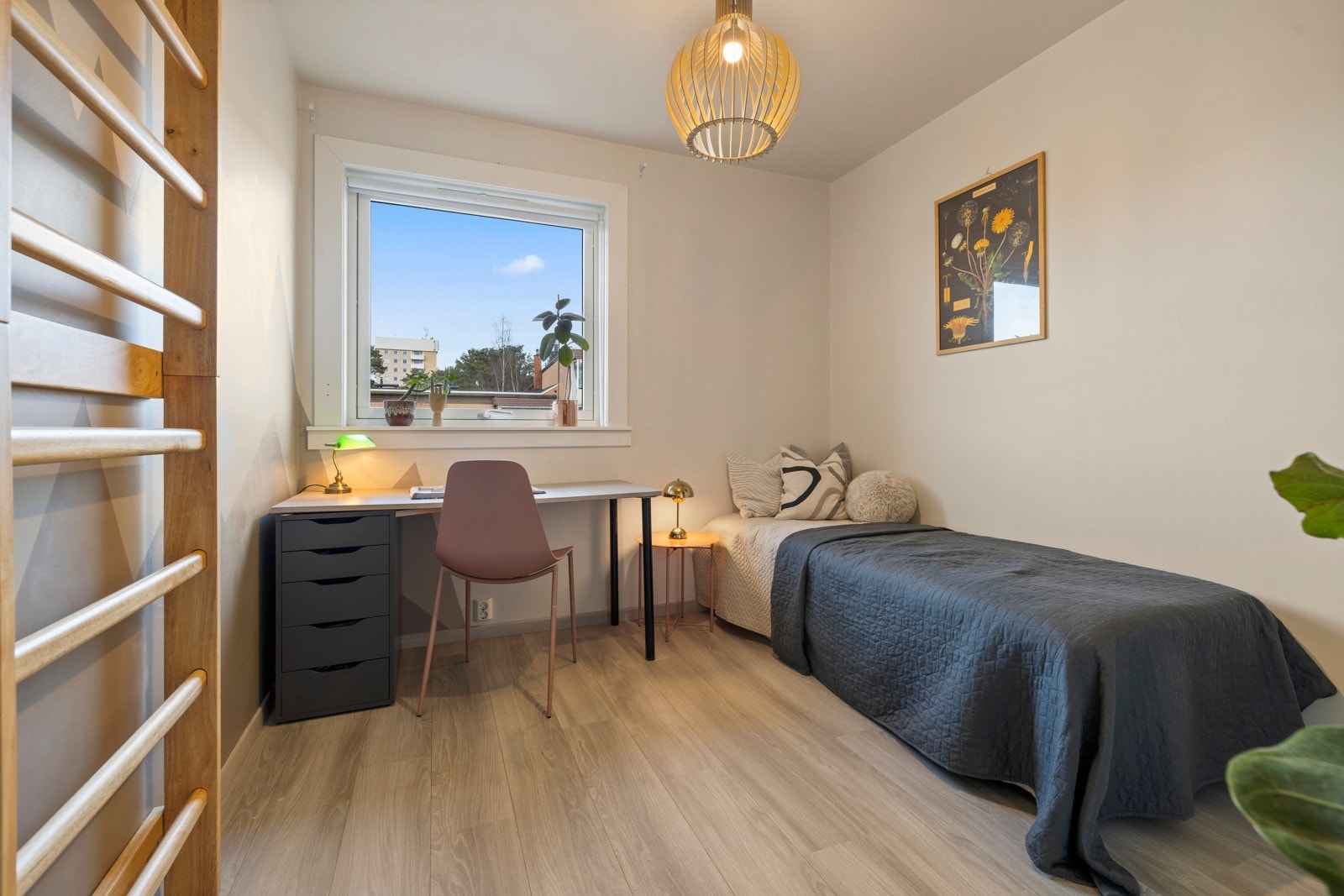 Soverom 2 er innredet med enkeltseng og kontorplass Galleribilde