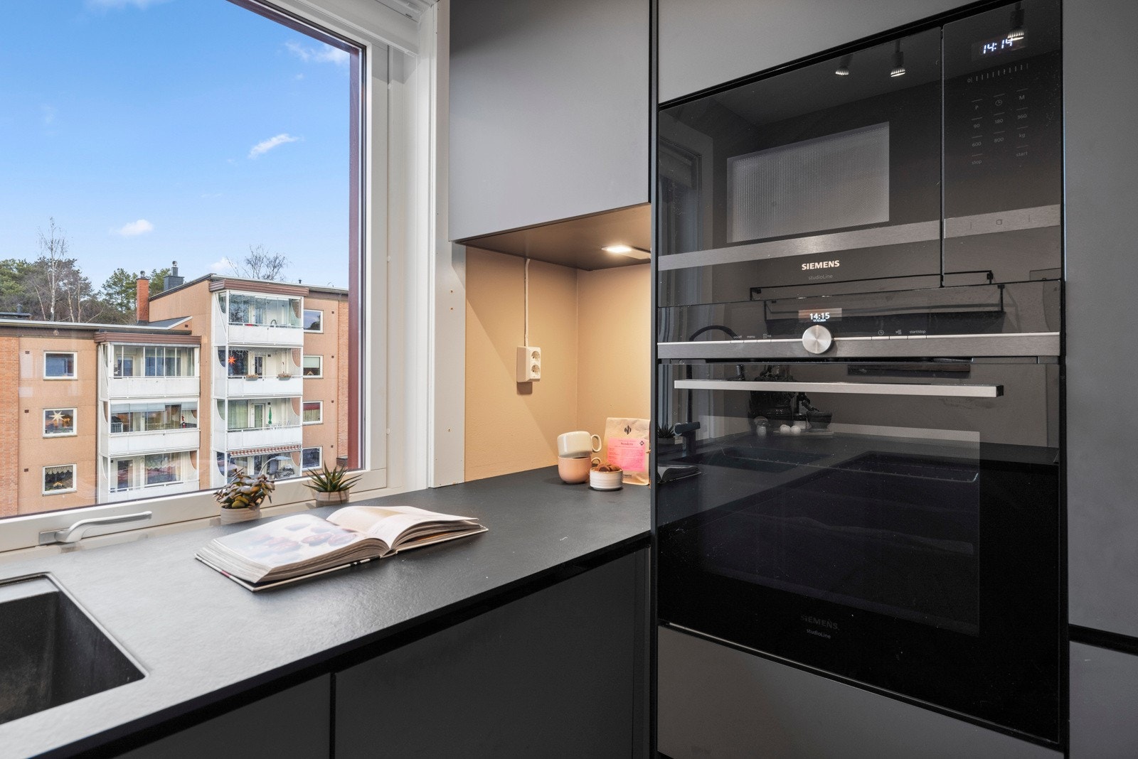 Kjøkkenet er utstyrt med oppvaskmaskin, kjøl-/fryseskap, mikrobølgeovn og stekeovn Galleribilde