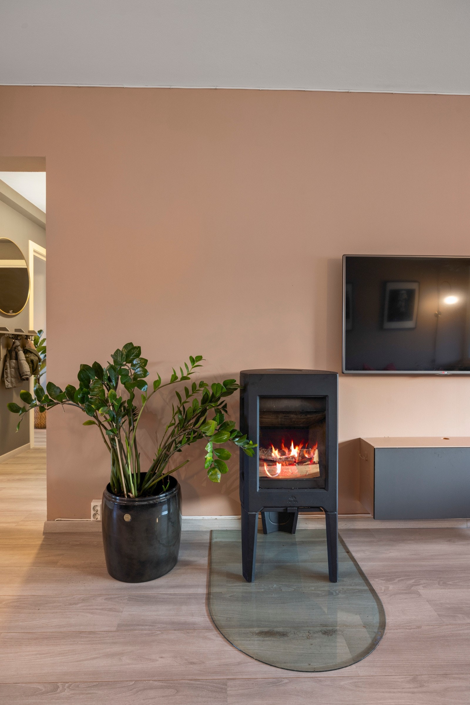 Ved stuesonen er det montert en moderne peisovn Galleribilde