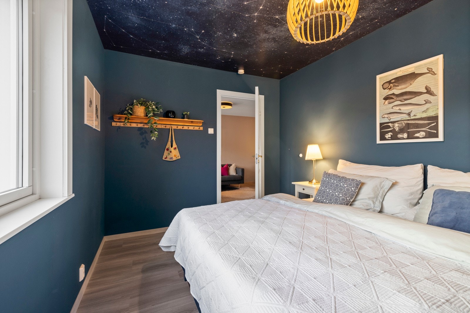 På hovedsoverommet er himlingen kledd med tapet som viser en stjernehimmel Galleribilde