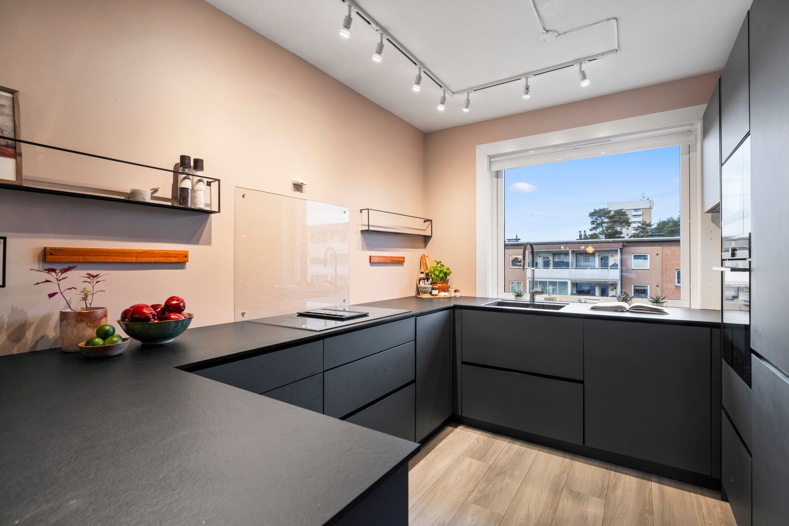 Innredningen fra Kvik har sorte, glatte fronter og matchende laminatbenkeplate med underlimt, sort komposittkum Galleribilde