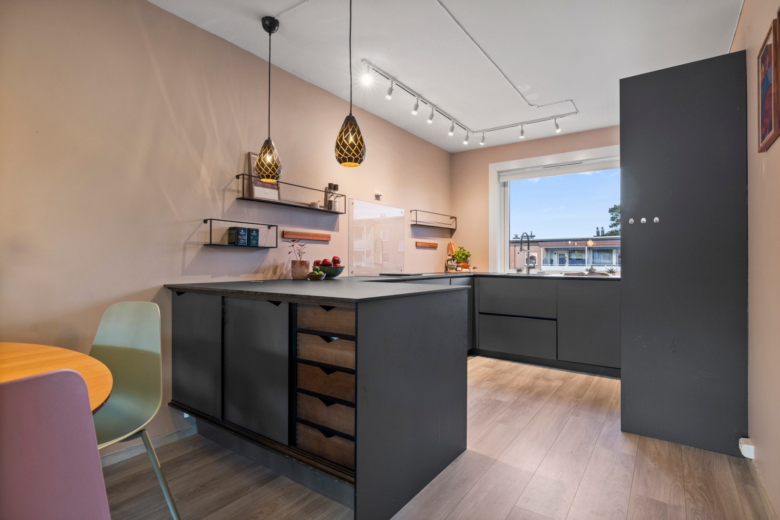 Kjøkkenet, som var nytt i 2019, har et stilfullt og moderne design med gode benkeflater Galleribilde