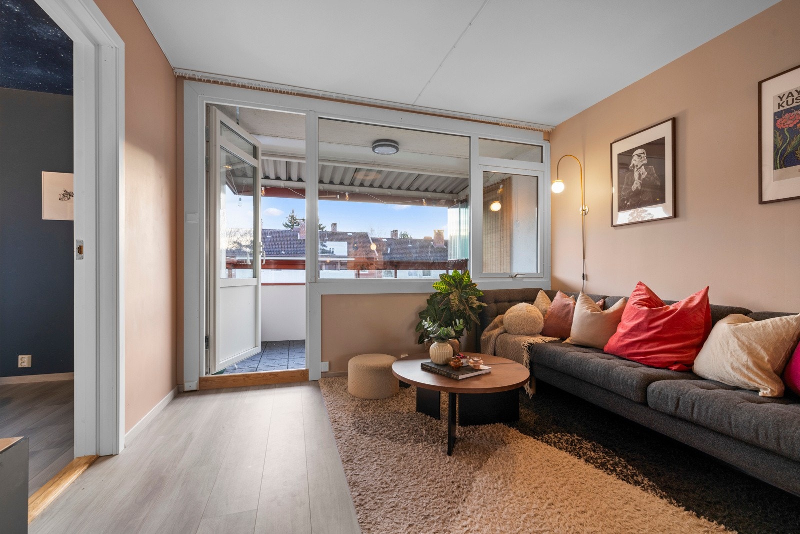 Rommet har utgang til en sydvendt, innglasset balkong på ca. 8 kvm Galleribilde