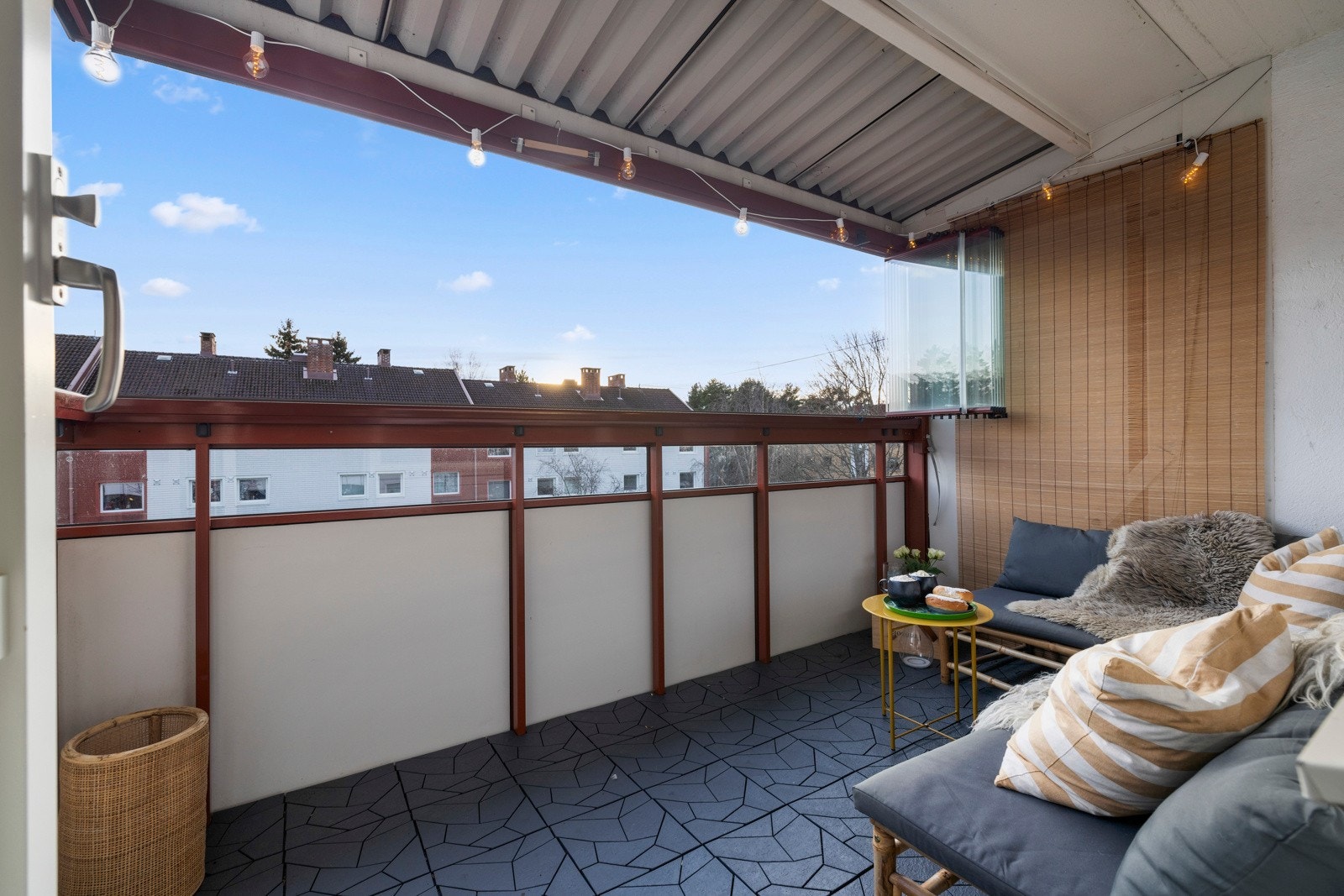 Det er plass til å møblere med en hyggelig sittegruppe, og innglassingen sørger for brukstid selv i litt ruskevær Galleribilde