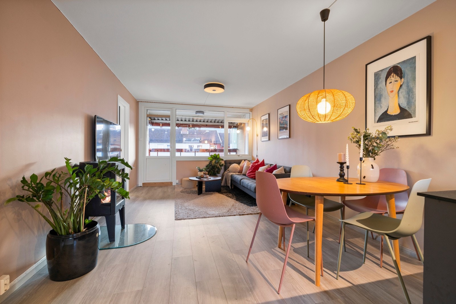 Stuen ligger i åpen løsning med kjøkkenet, og sammen danner de et innbydende allrom av god størrelse Galleribilde