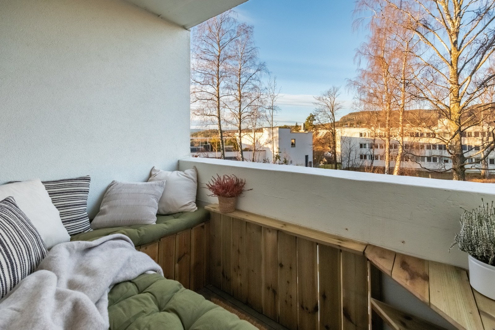 Balkongen er vendt mot vest, så du kan banne på at det er fine soltimer her ute. Galleribilde