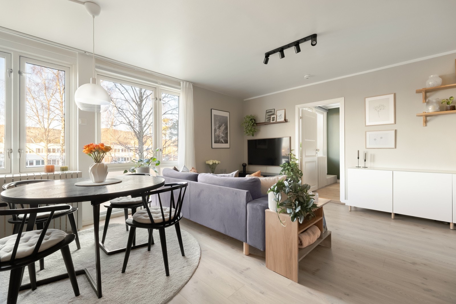 I dag gjør sofaen nytten som naturlig skille mellom de to sonene - spisedel og salongdel. Galleribilde