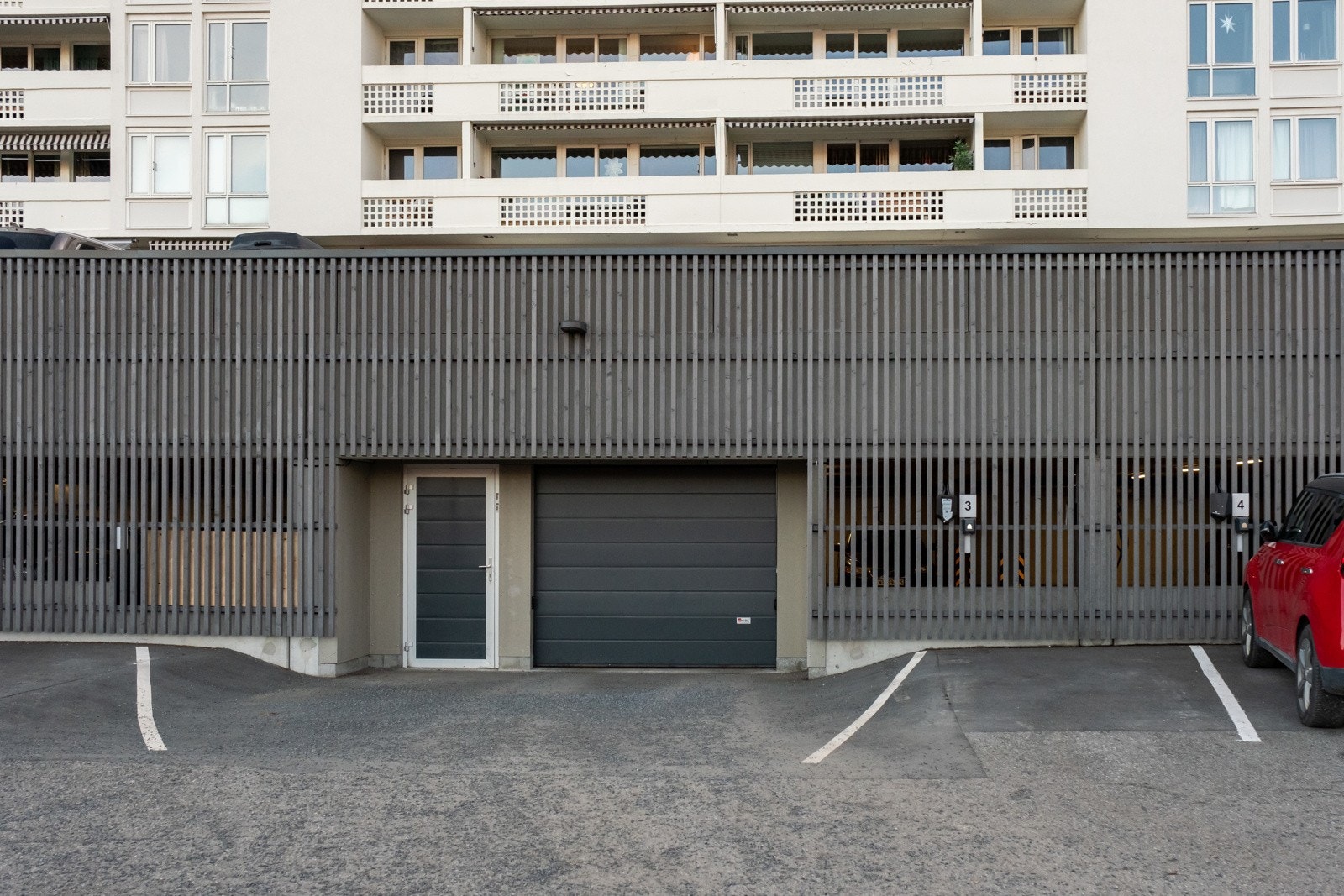 Borettslaget tilbyr gratis parkering på en egen parkeringsplass, eksklusivt for beboerne. I tillegg er det tilgjengelige plasser for gjesteparkering. Styre skriver på e-post den 20.12.2024 at det er én ledig parkeringsplass ute og venteliste på garasje. Galleribilde