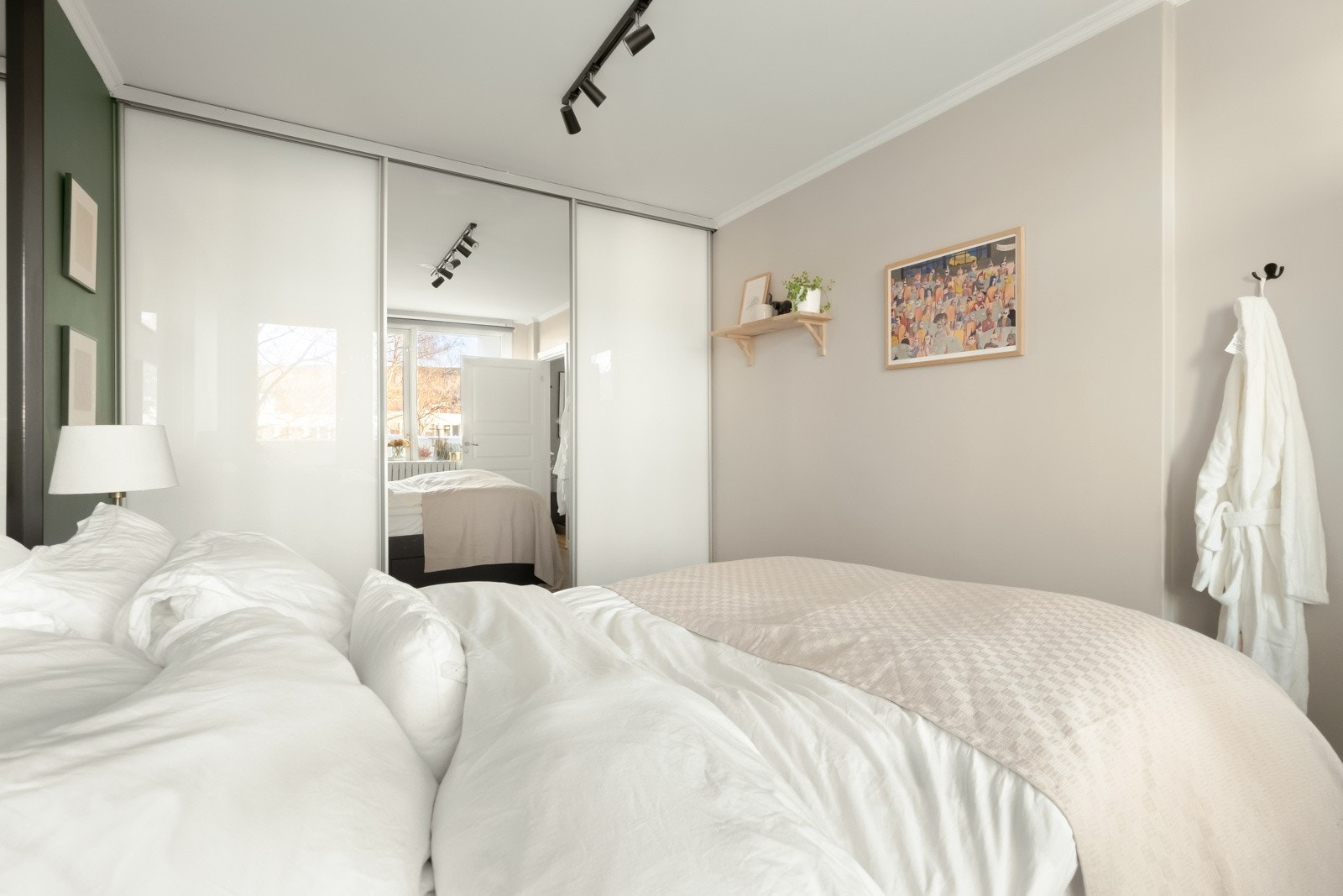 Stor skyvedørsgarderobe er like praktisk som den er pen, og følger med i salget. Galleribilde