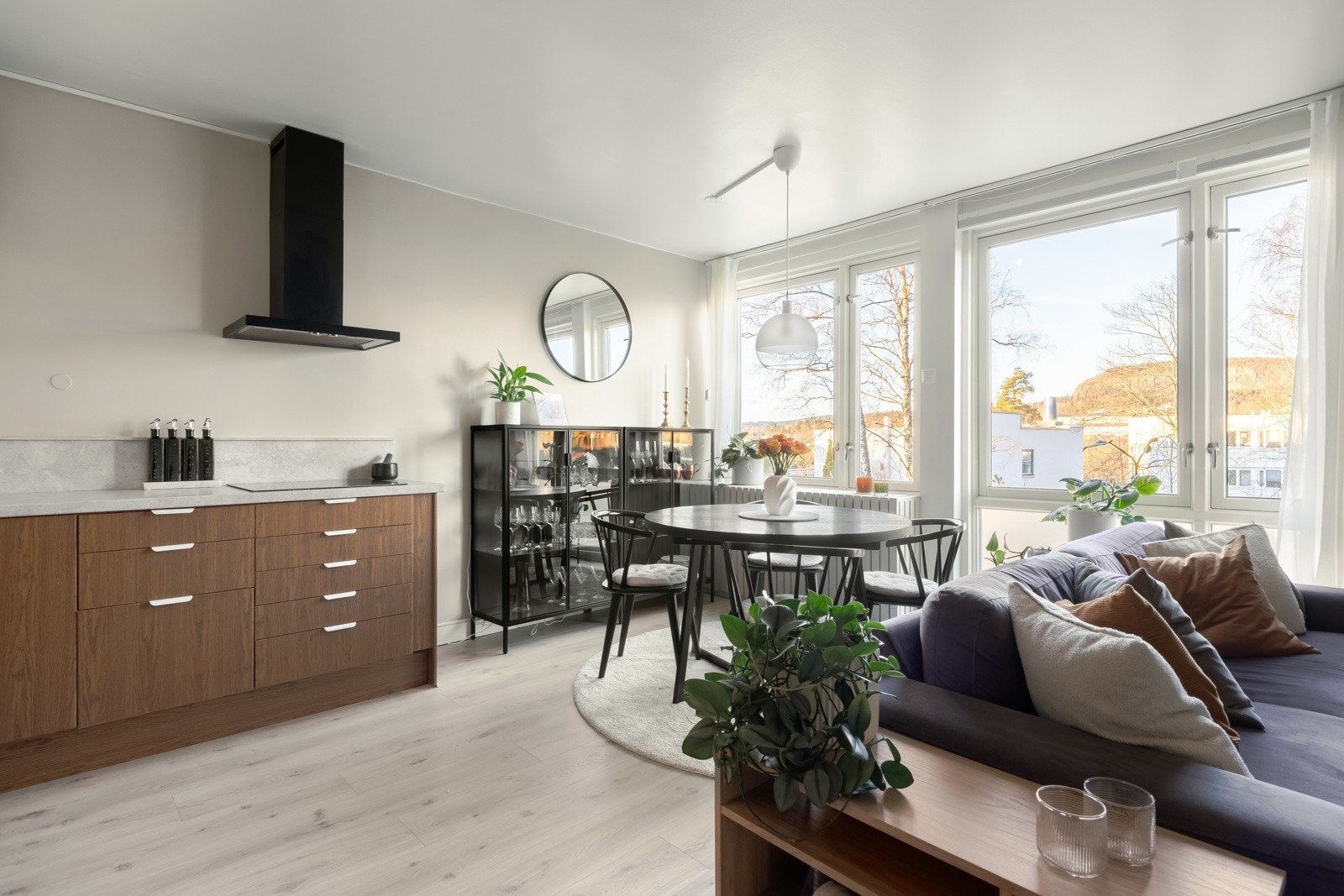 Det er også rikelig med plass til spisebord ved den store vindusveggen. Galleribilde