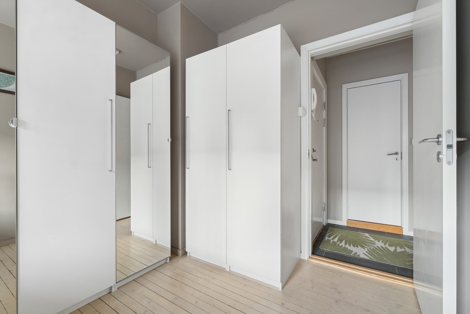 Det medfølger garderobeskap med praktisk innredning. Galleribilde