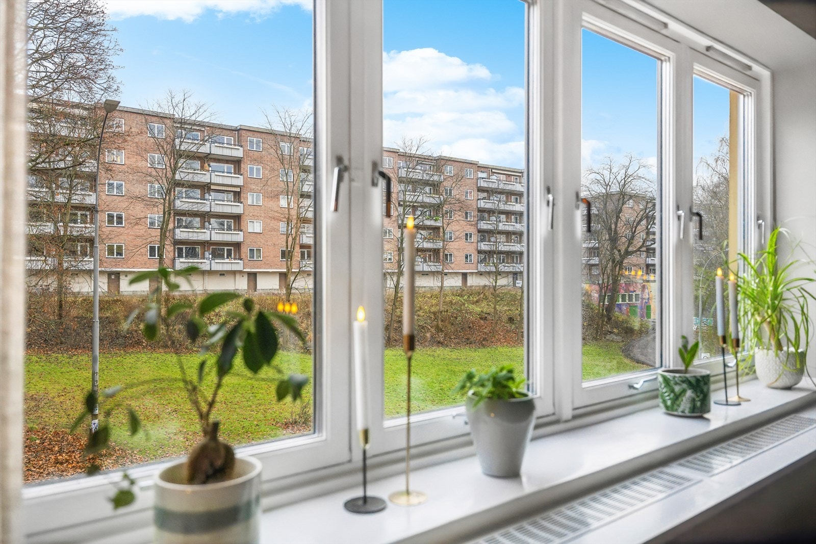 Fra leiligheten er det flott og usjenert utsyn. Galleribilde