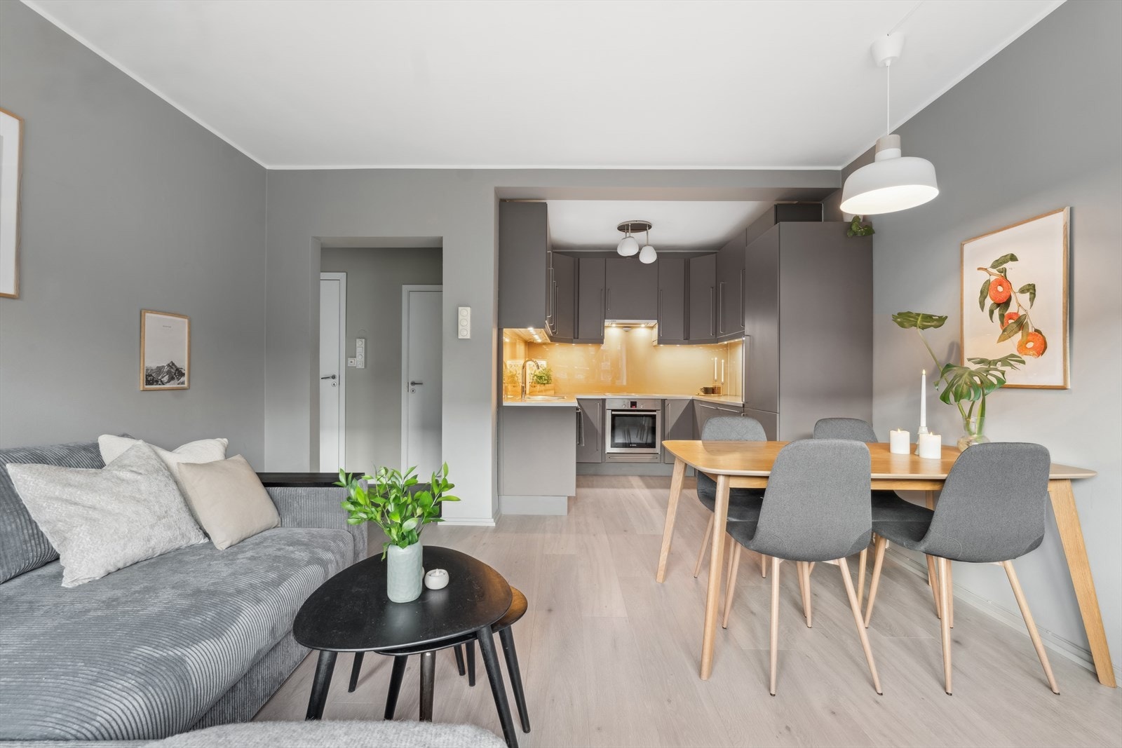 Leiligheten fikk ny laminat i stue/kjøkken i 2023. Galleribilde