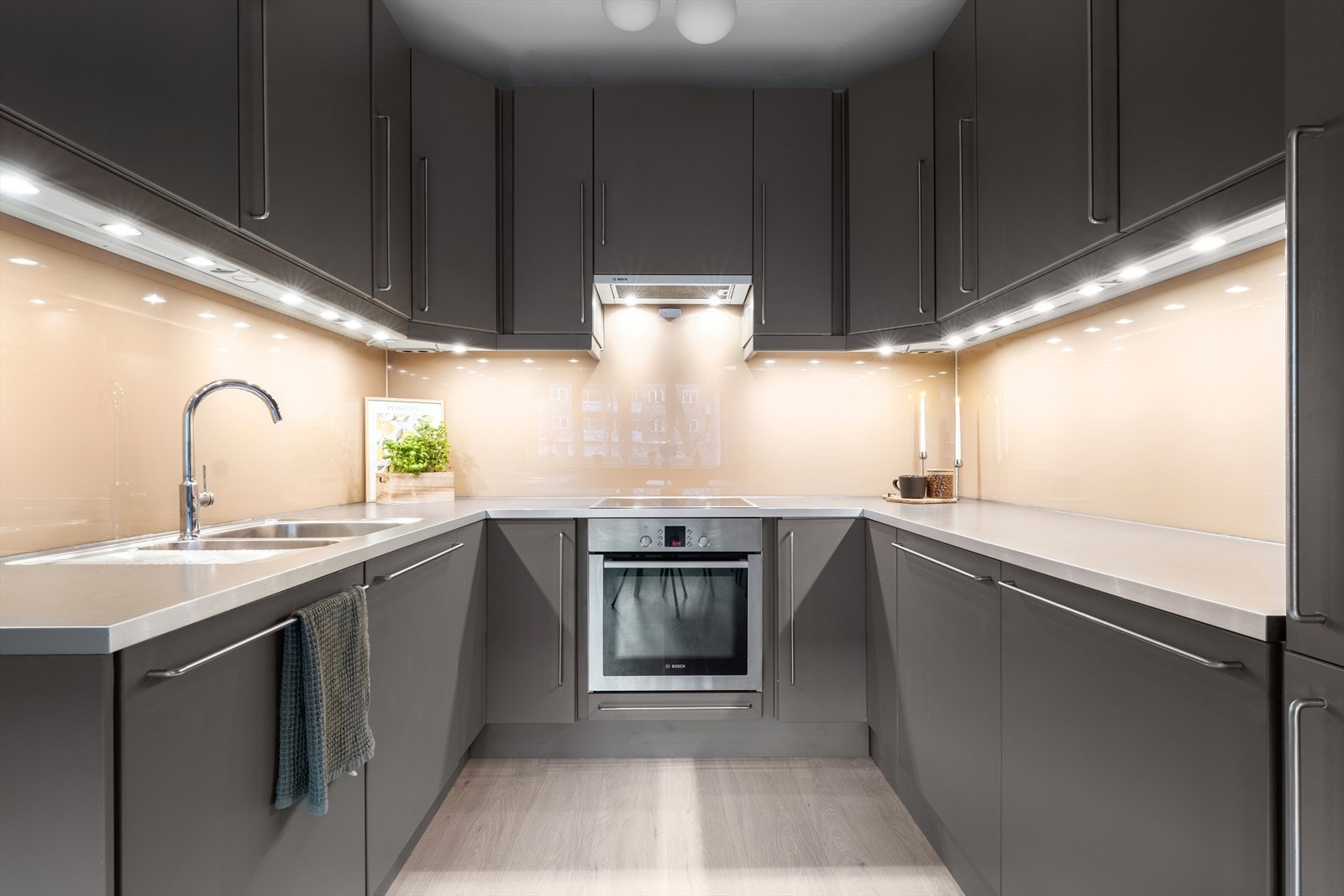 Kjøkkenet er utstyrt med koketopp, stekeovn, oppvaskmaskin og kjøleskap med kjøl/frys. Galleribilde