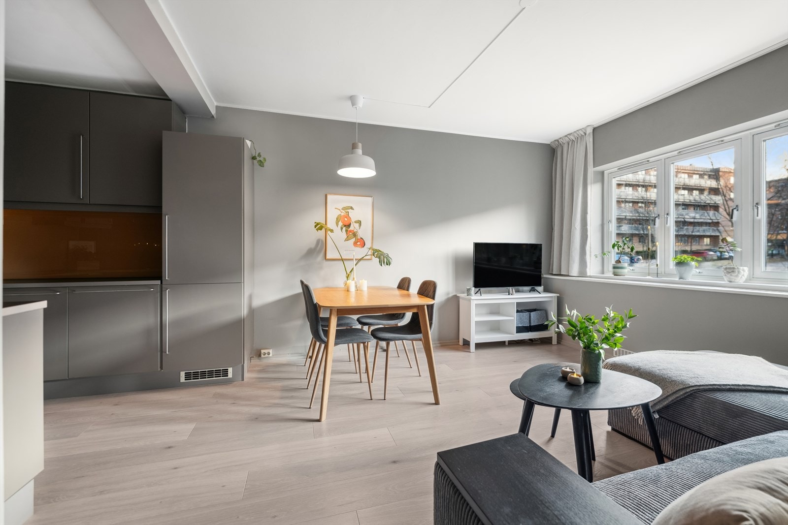 Leiligheten har en åpen kjøkken-stue løsning med god plass til spisebordsløsning. Galleribilde