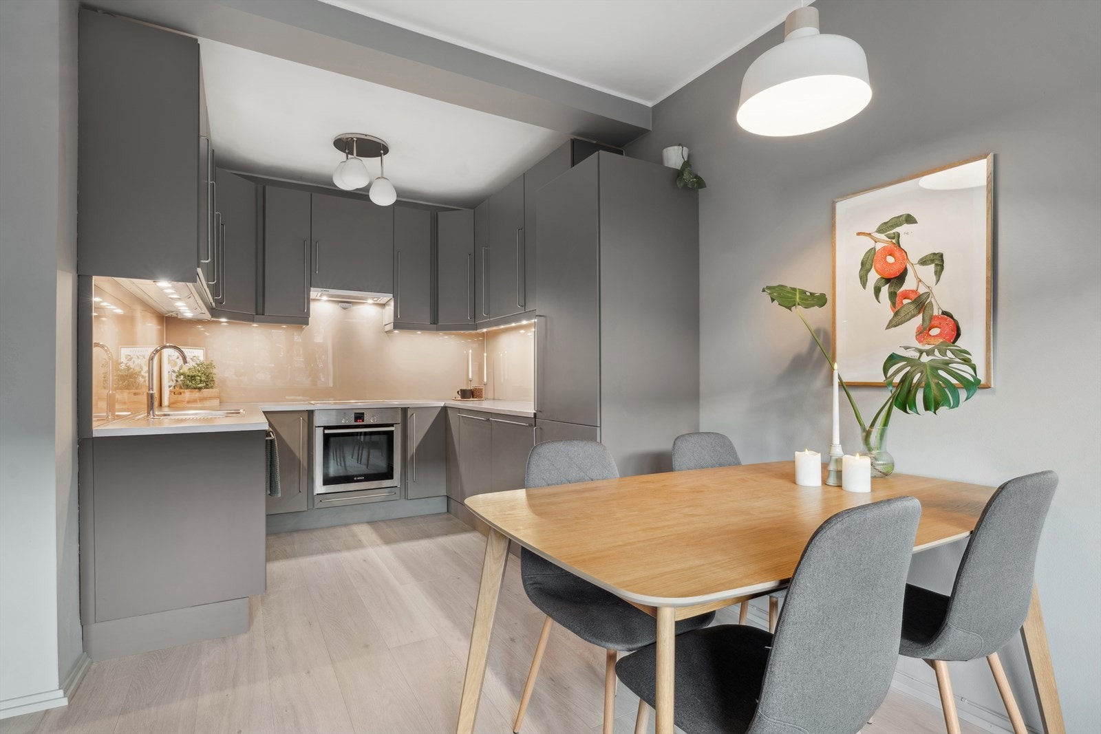 Kjøkkeninnredningen er fra IKEA og har malte fronter som ble gjennomført i 2023 og laminat benkeplate. Galleribilde