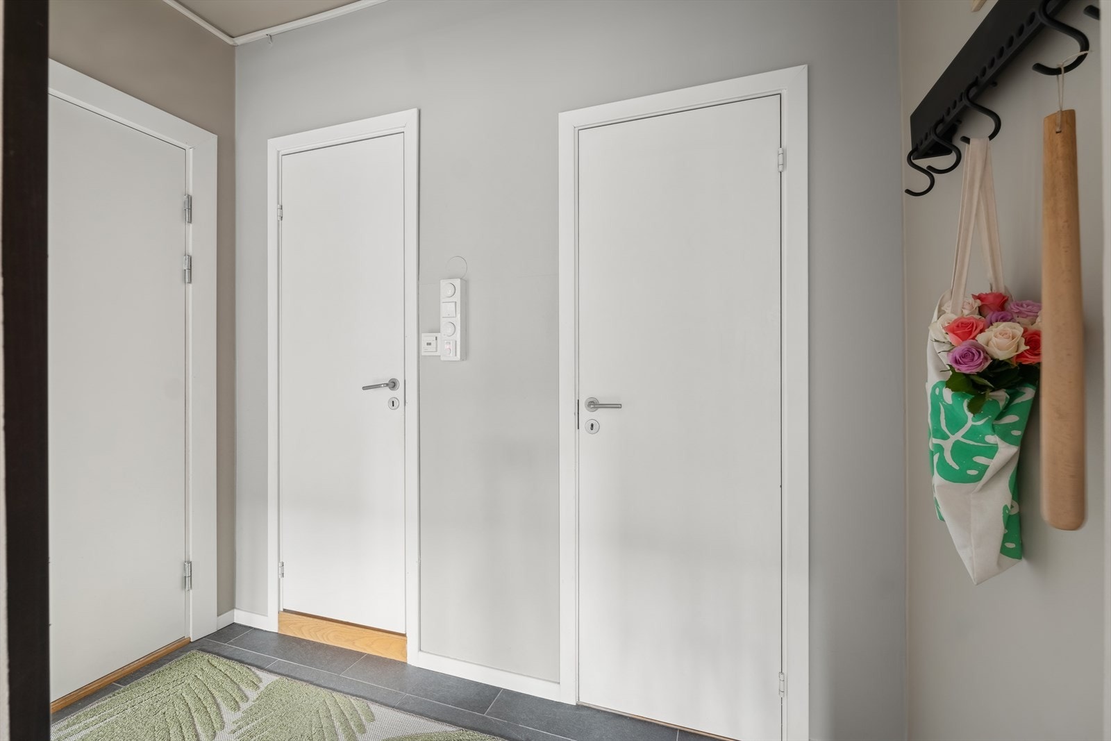 I entrèen er det flislagt gulv. Det er også tilgang til innvendig kott. Galleribilde