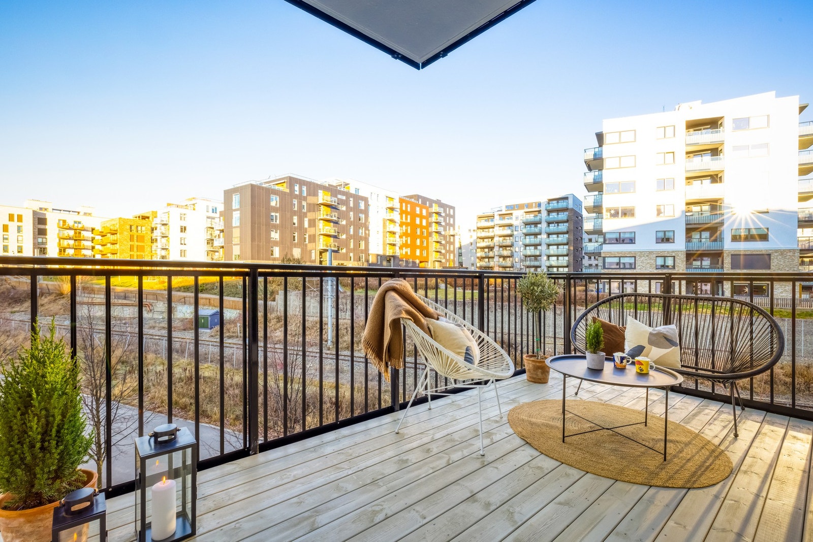 Nordvestvendt balkong på ca. 10 kvm med plass til grill og utemøblement. Galleribilde