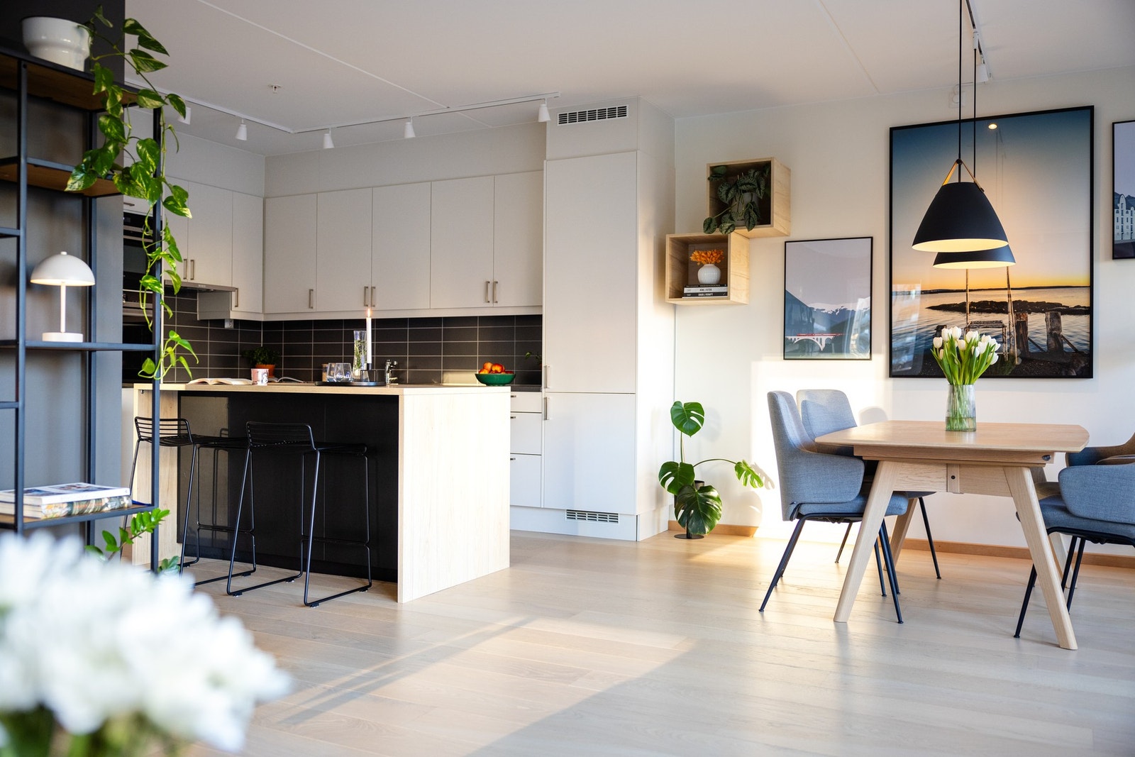 Et lekkert og svært arbeidsvennlig kjøkken der kjøkkeninnredningen er fra Sigdal og kjøkkenøyen fra IKEA. Galleribilde