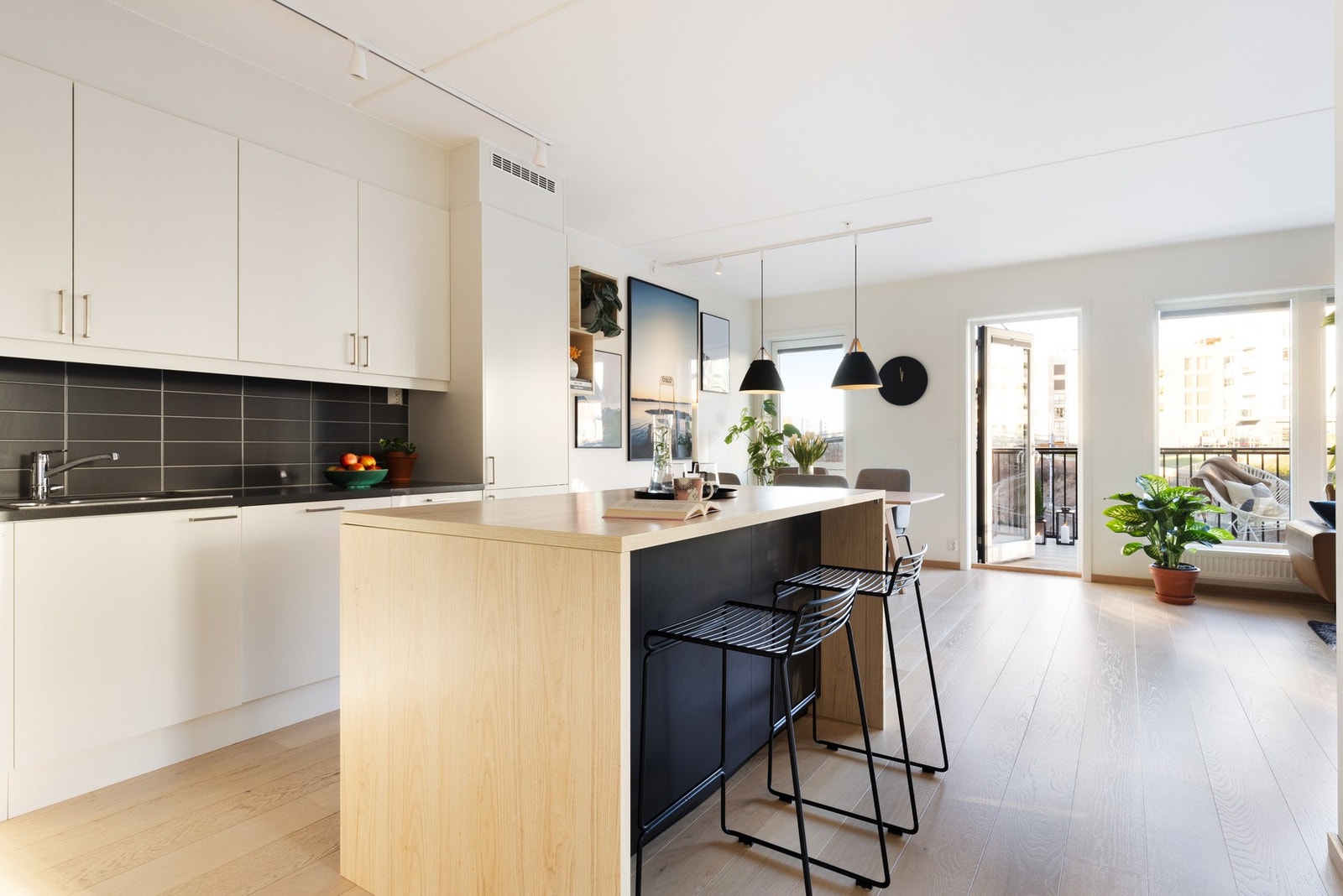 Kjøkkeninnredningen har glatte fronter og laminat benkeplate med nedfelt kum i rustfritt stål. Galleribilde