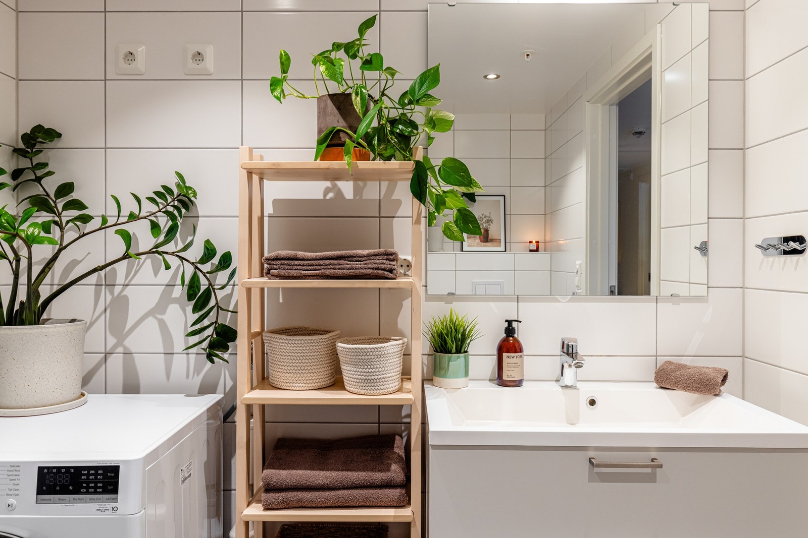 Begge bad er utstyrt med servant, toalett og dusj med innfellbare dører. Galleribilde