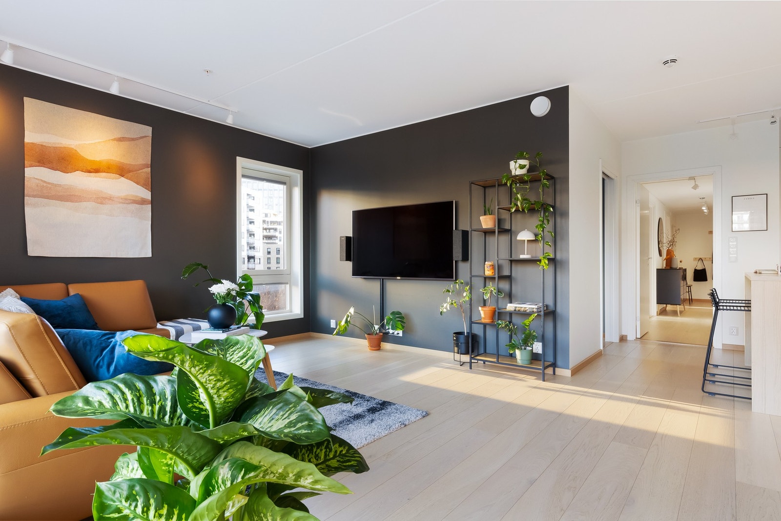 Her er det naturlig plass for en stor hjørnesofa eller en sofagruppe og tv-møblement. Galleribilde