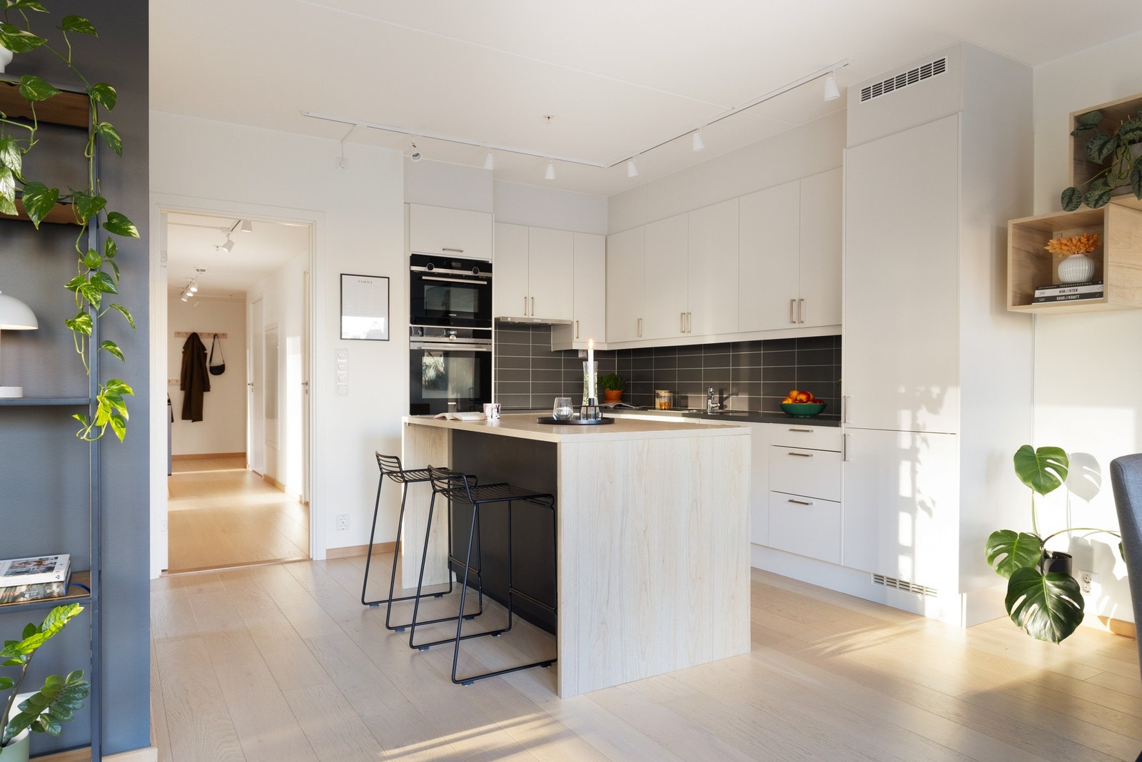 Over induksjonstoppen er det ventilator med avtrekk til ventilasjonskanal. Det er også montert automatisk vannstopper og komfyrvakt. Galleribilde