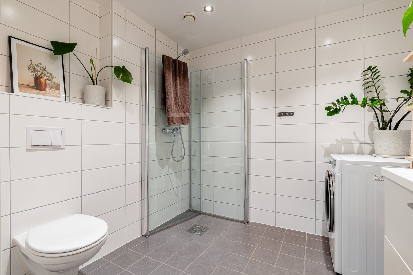 På dette badet er det også opplegg for både vaskemaskin og tørketrommel. Galleribilde