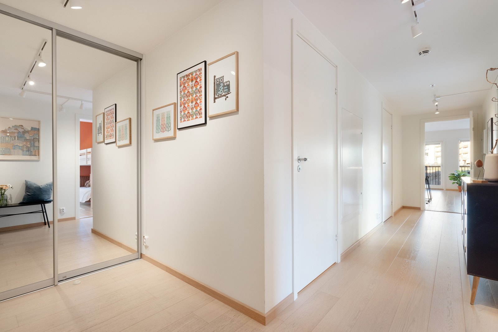 Det er også en naturlig plass for en knaggrekke og plass til å sette fra seg sko. Galleribilde