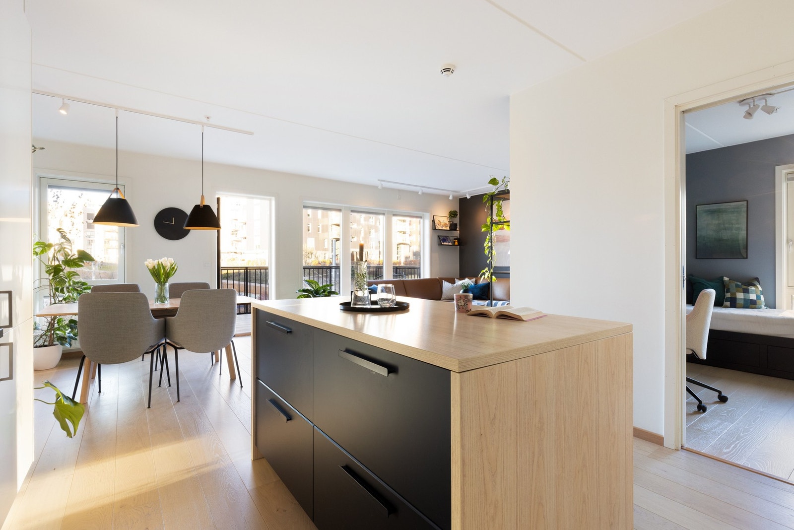 Det er en god kombinasjon av skuffer og skap som gir gode lagringsmuligheter og takoppforede overskap for enklere vedlikehold. Galleribilde