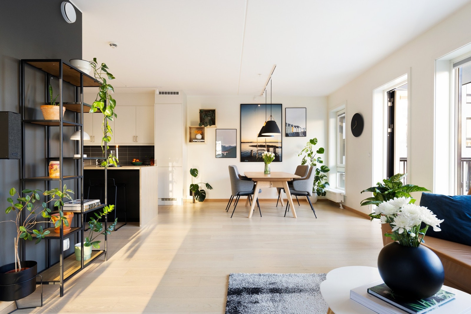 Kjøkkenøyen fungerer som et naturlig skille mellom stuen og kjøkken, og er en flott plass for servering av større selskap Galleribilde