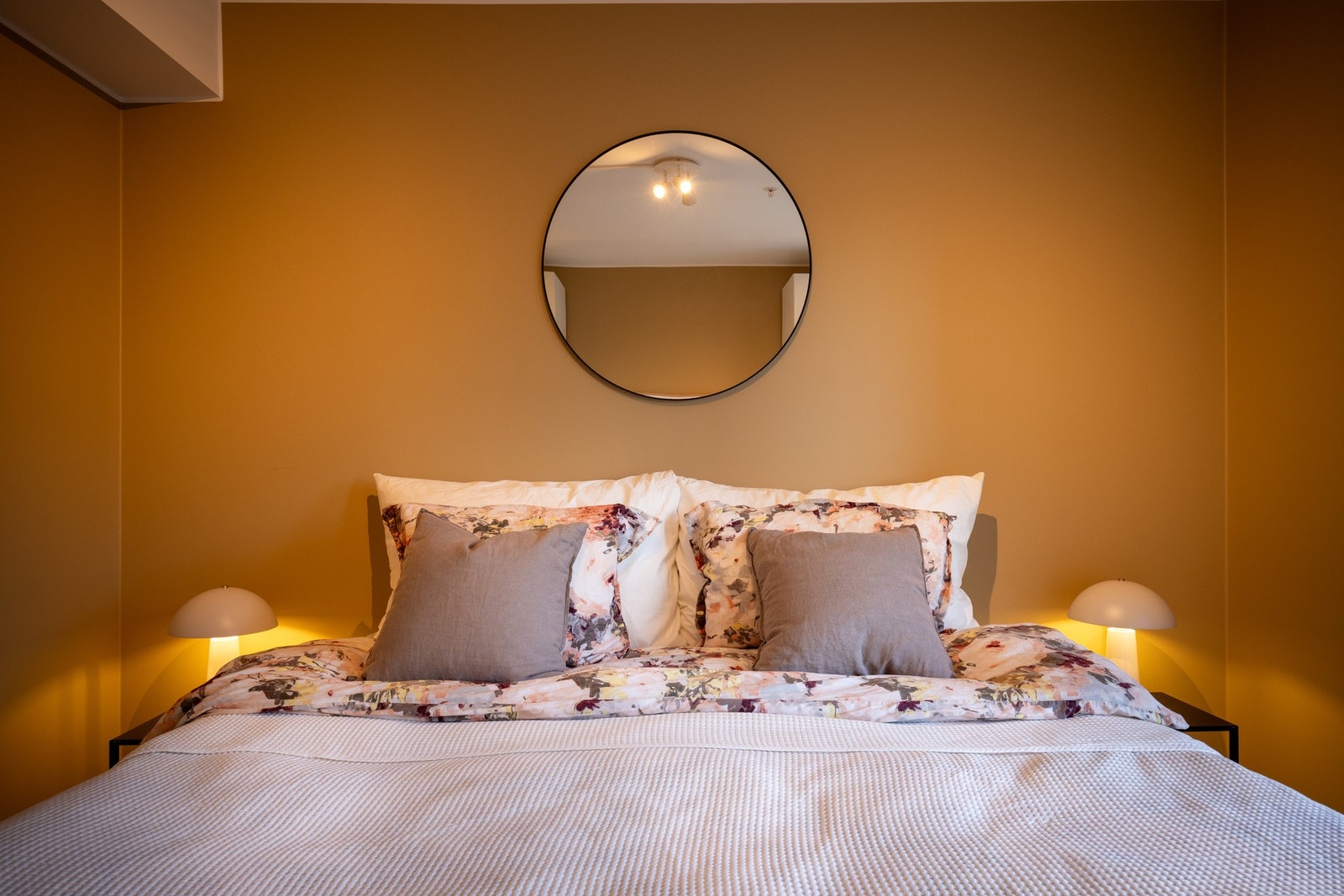 Hovedsoverommet er av sjenerøs størrelse og har god plass til en stor dobbeltseng og nattbord uten problem. Galleribilde