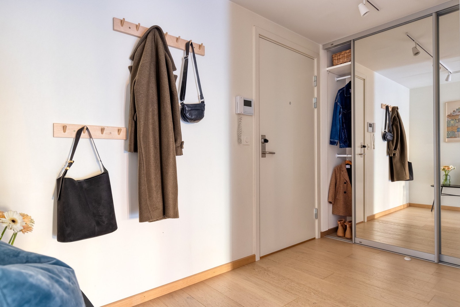 Det er rikelig med oppbevaringsplass i en stor skyvedørsgarderobe med speildører og ledig veggplass for ytterligere lagringsmøblement om ønskelig. Galleribilde