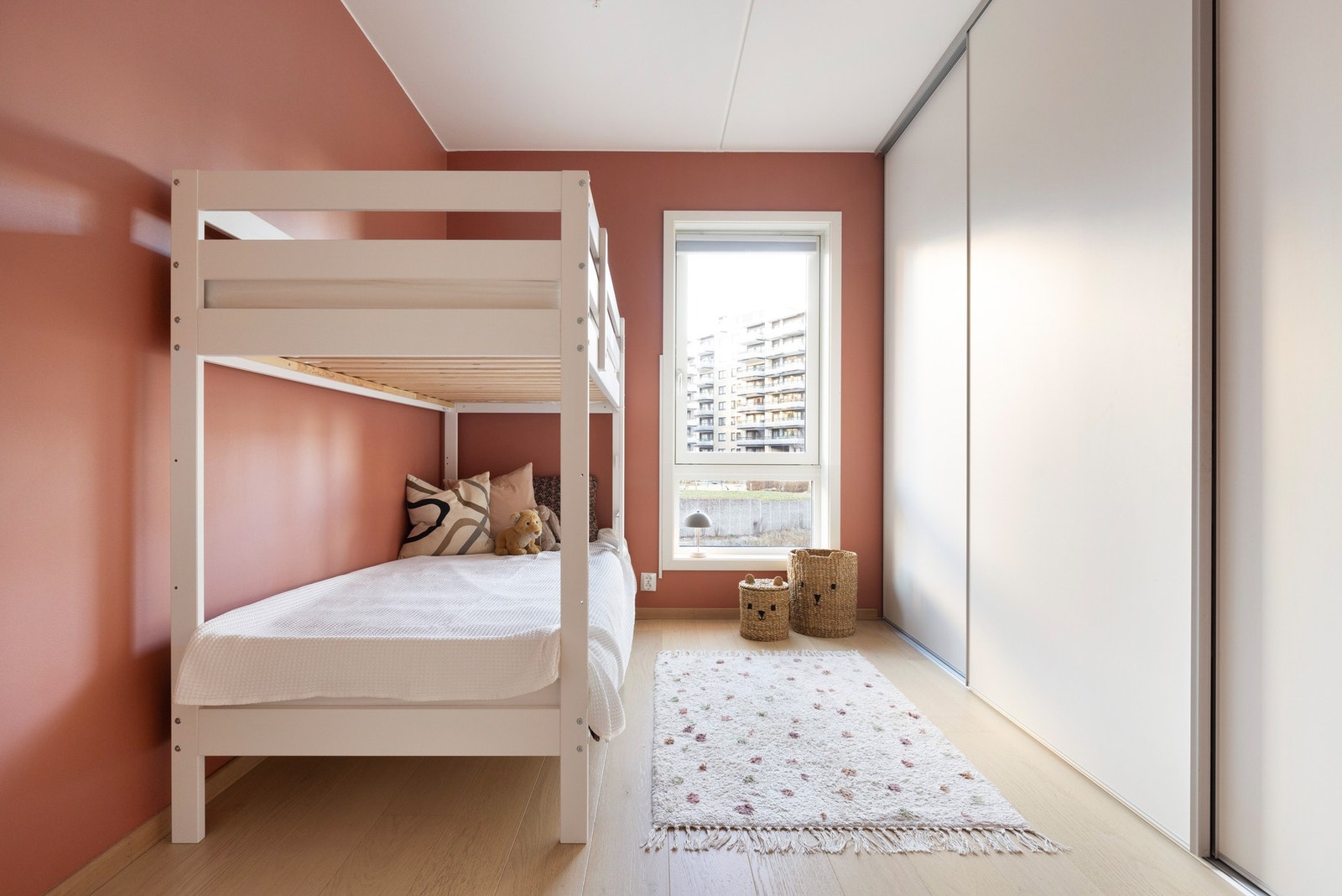 Det er skyvedørsgarderobe på dette soverommet. Galleribilde