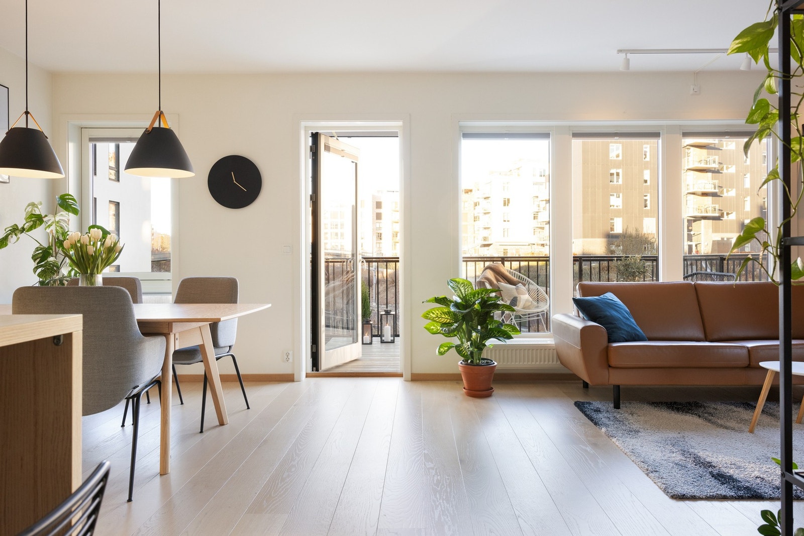 Store vindusflater og sjenerøs takhøyde gir en luftig romfølelse og behagelige lysforhold. Galleribilde