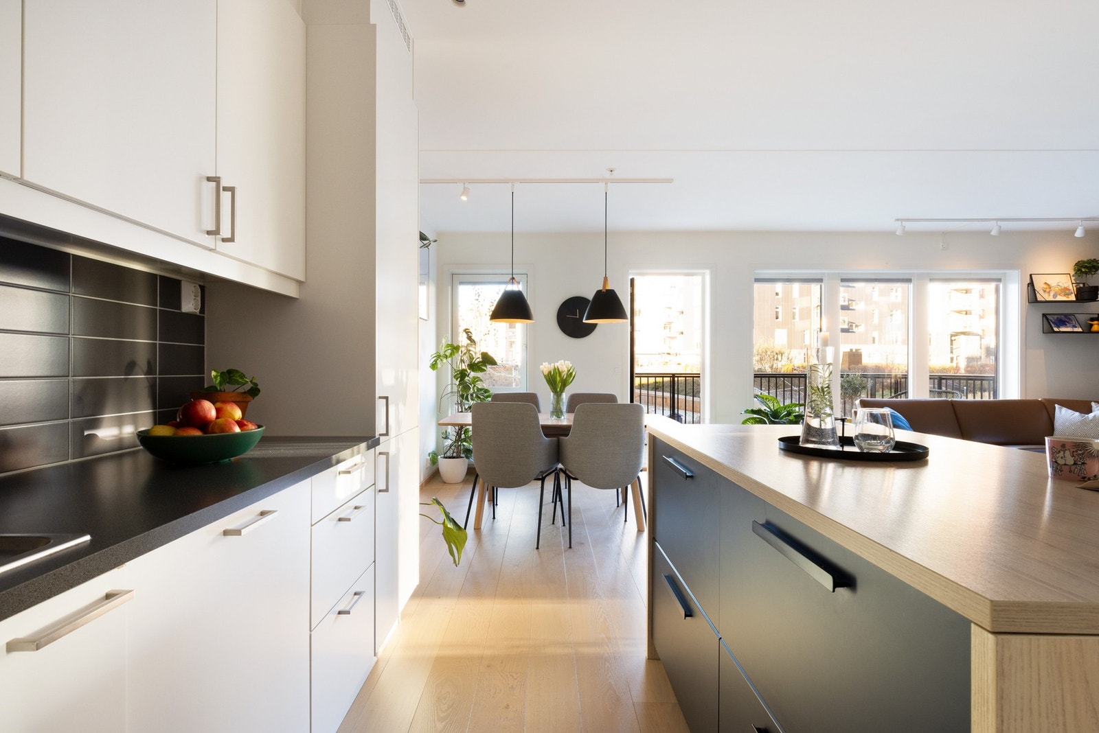 Det er belysning under overskapene, samt fliser på vegg over benkeskap. Galleribilde