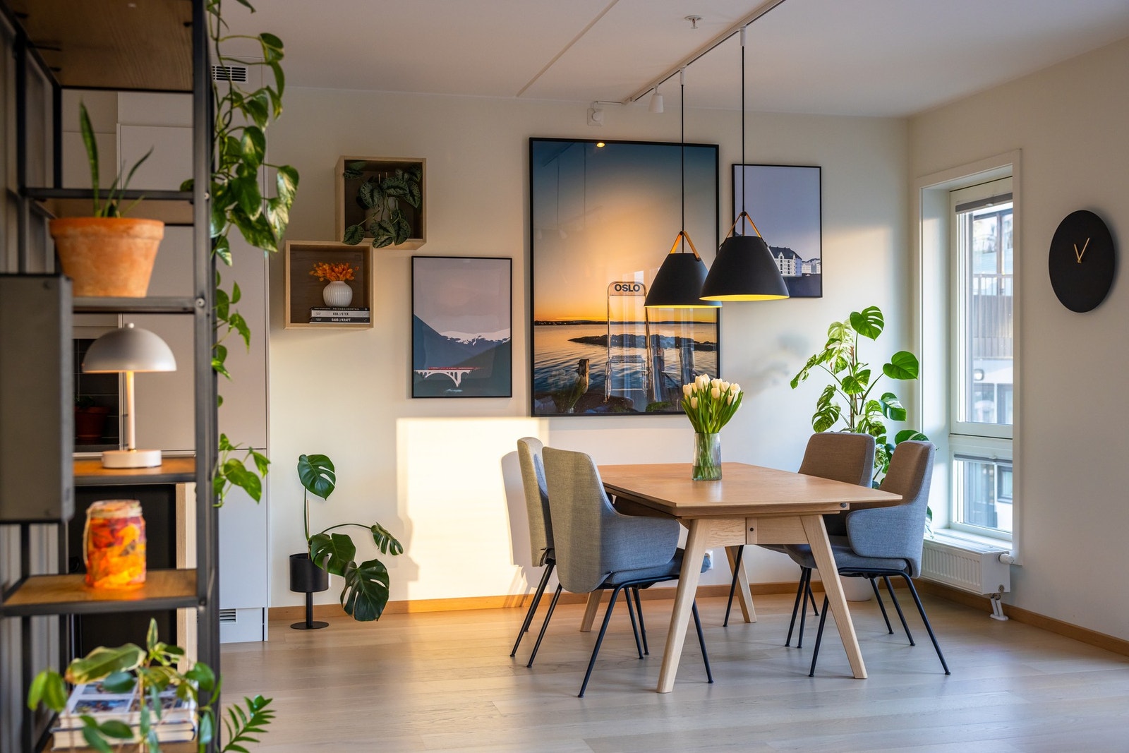 Det er god plass til en stor spisestue hvor du enkelt kan dekke på til seks og åtte stykker. Galleribilde