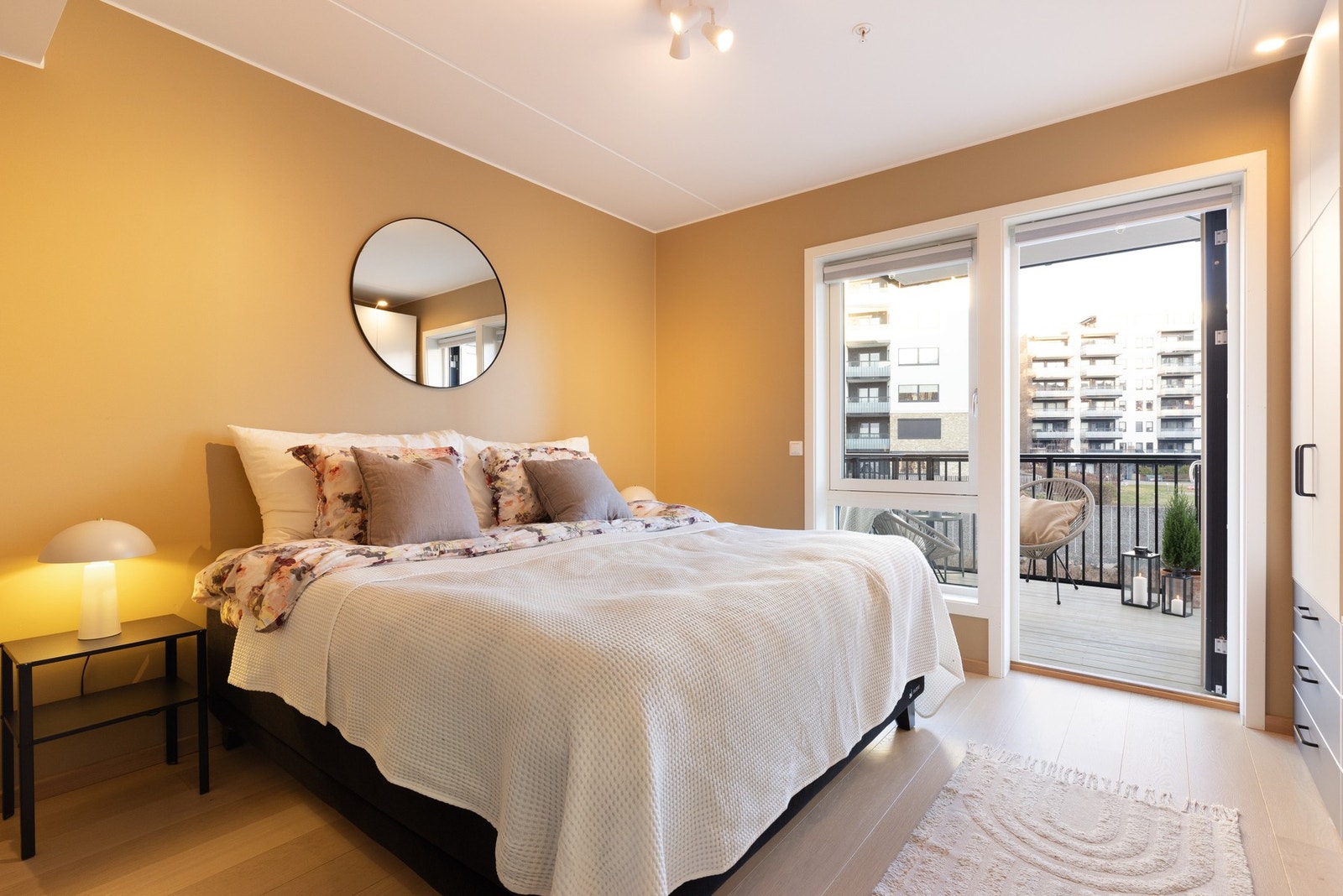 Boligen har tre behagelige og svale soverom med vinduer mot nordøst. Galleribilde