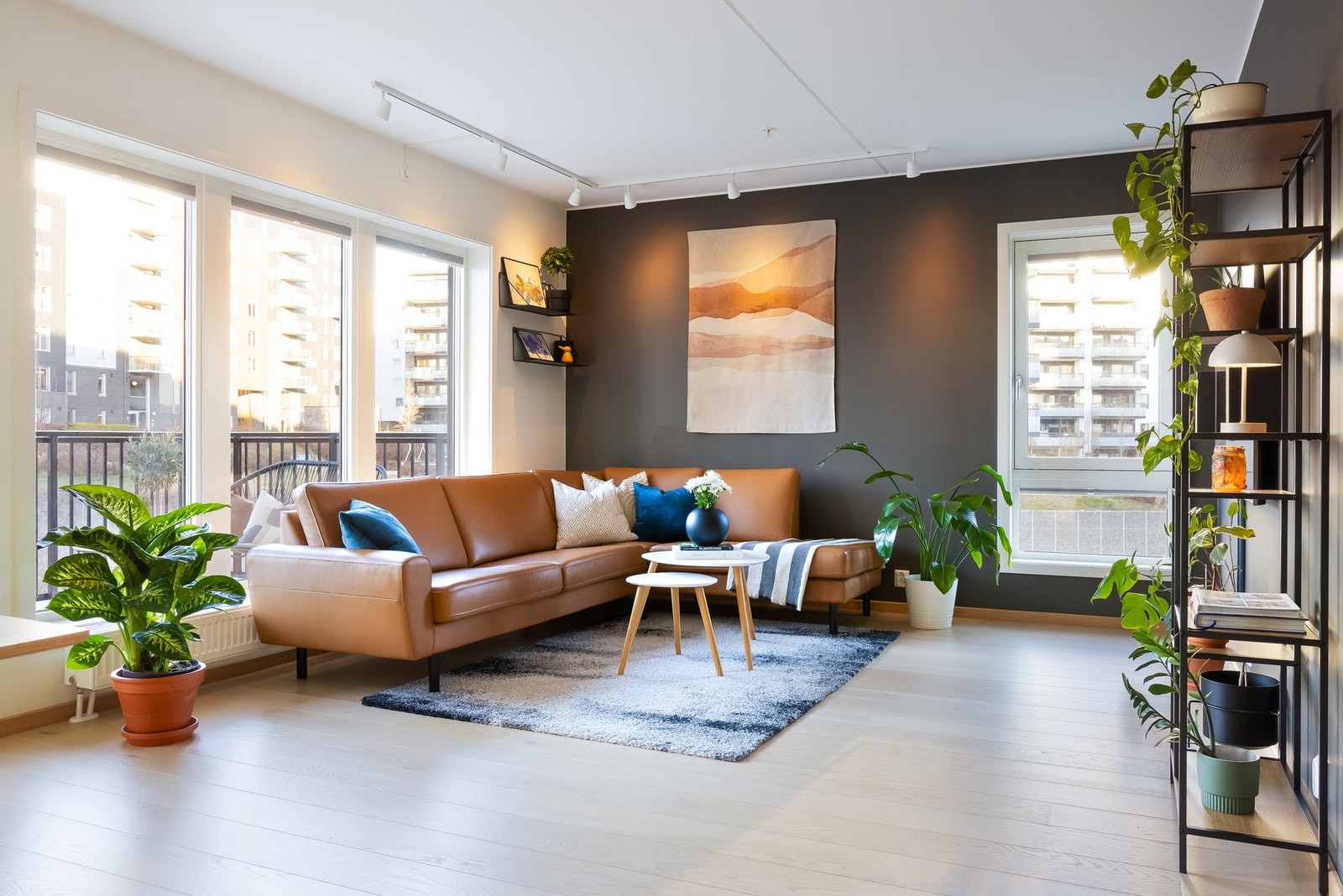 En luftig og innbydende stue med naturlige og klart definerte soner for møblering. Galleribilde